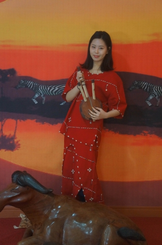 예비 참가자 모델이 전통의상을 입고 포즈를 취하고 있다.