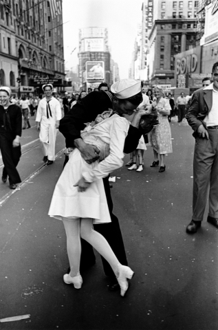 알프레드 아이젠슈타트- 1945년 대승기념일, 뉴욕 타임스퀘어에서 촬영한 사진.