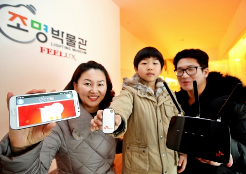 경기도 양주 소재 필룩스 조명박물관을 찾은 방문객 모자가 박물관 내에 설치된 SK텔레콤이 개발한 UWB 기반 위치 확인 서비스 T스마트포지션을 이용해 보고 있다.