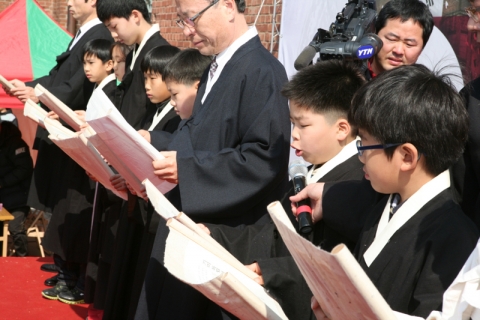 나도 민족대표 33인이 독립선언서를 낭독하는 모습이다.