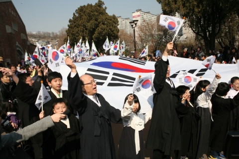 삼일독립만세운동 재현 거리행진 모습이다.