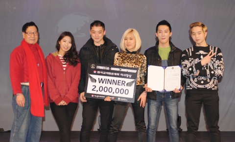 이규택 한국교직원공제회 이사장(사진 좌측 첫 번째)은 스트리트 올 라운드 챔피언십 2014에서 Winner로 선정된 Waacking Assassin팀에게 200만원의 상금을 수여했다.