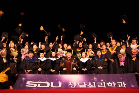 서울디지털대학교가 지난 15일 서울교육문화회관 대극장에서 2013학년도 학위수여식을 개최했다.