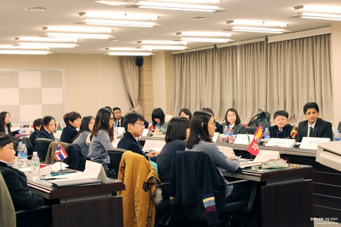제 6회 청심국제모의유엔대회(CSIAMUN)에서 청심국제중고 학생 및 해외 사립학교 학생들이 각국의 대표자 및 이사회 위원 역할을 맡아 안건회의를 진행하고 있다.