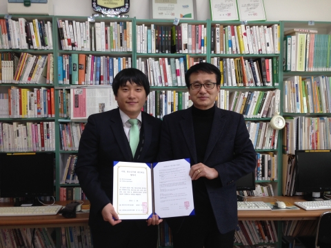 유니웰리빙은 차상위 계층을 위한 복지의 일환으로 지역 아동센터와 연계를 통한 저소득층 아동 중 학교 부적응 학생을 대상으로 미술 심리 치료를 지원한다고 밝혔다.