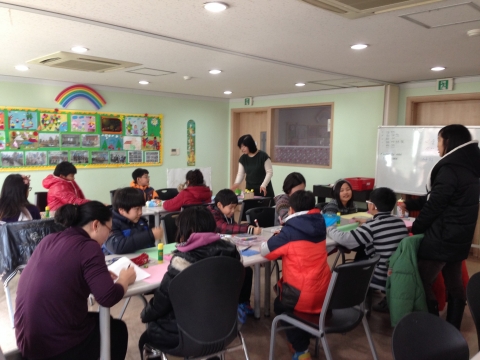 유니웰리빙은 차상위 계층을 위한 복지의 일환으로 지역 아동센터와 연계를 통한 저소득층 아동 중 학교 부적응 학생을 대상으로 미술 심리 치료를 지원한다고 밝혔다.