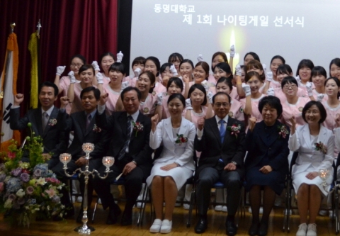동명대 간호학과 간호사국가시험 응시자 26명이 최근 전원 합격했다. 사진은 지난해의 간호학과 나이팅게일선서식 장면이다.