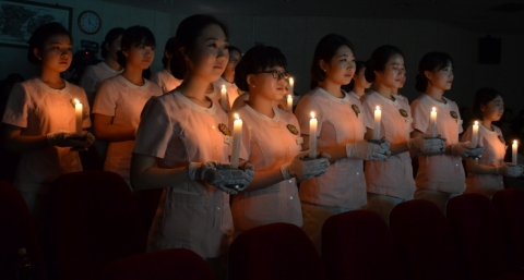 동명대 간호학과 간호사국가시험 응시자 26명이 최근 전원 합격했다. 사진은 지난해의 간호학과 나이팅게일선서식 장면이다.