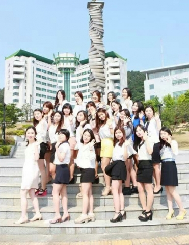 동명대 간호학과 간호사국가시험 응시자 26명이 최근 전원 합격했다. 사진은 지난해의 간호학과 나이팅게일선서식 장면이다.