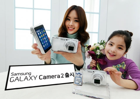 삼성전자 모델이 안드로이드 플랫폼 기반 스마트 카메라 후속작인 갤럭시 카메라 2 제품을 소개하고 있다.
