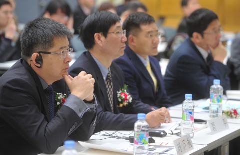 왼쪽부터 류완펑 남통창원과기원발전공사 회장, 페이펑 남경대 상학원 부원장, 왕지우 개적지주회사 총재, 쉬징훙 칭화지주회사 회장