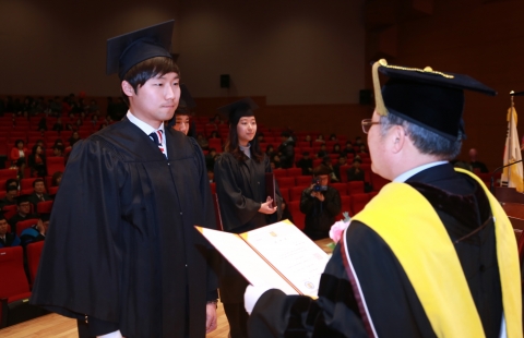 군산대가 2013학년도 전기학위 수여식을 개최했다.