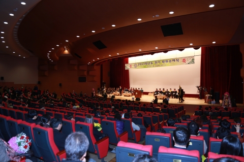 군산대가 2013학년도 전기학위 수여식을 개최했다.