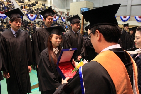 호원대학교(총장 강희성)가 제28회 2013학년도 전기 학위수여식을 호원문화체육관에서 개최했다.