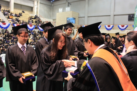 호원대학교(총장 강희성)가 제28회 2013학년도 전기 학위수여식을 호원문화체육관에서 개최했다.