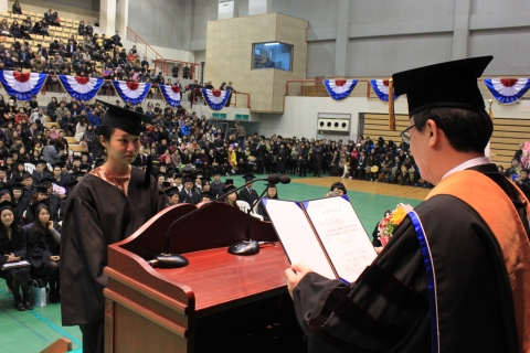 호원대학교(총장 강희성)가 제28회 2013학년도 전기 학위수여식을 호원문화체육관에서 개최했다.