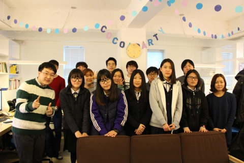 코코아스튜디오 임직원과 양정여고 IT Girls 동아리 학생들이 사진을 찍고 있다.