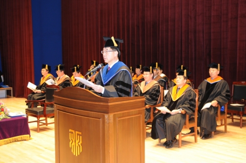 이기권 코리아텍 총장이 2013학년도 학위수여식에서 졸업식사를 낭독하고 있다.