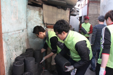 대구사회복무교육센터 봉사동아리 행복한 동행은 대구 성내동 일대 독거노인촌을 찾아 연탄나눔 봉사활동을 진행했다.