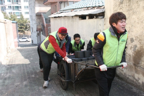 대구사회복무교육센터 봉사동아리 행복한 동행은 대구 성내동 일대 독거노인촌을 찾아 연탄나눔 봉사활동을 진행했다.