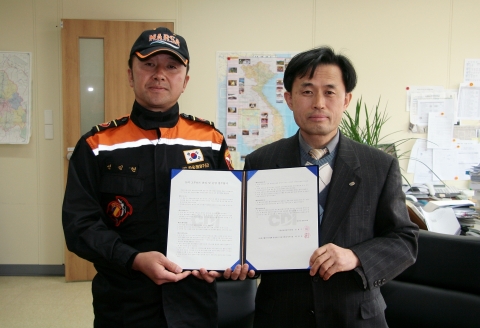 25일 충남발전연구원은 한국해양구조협회 부여지역대와 동력 고무보트 관리 및 운영에 관한 업무협약을 체결했다. 충발연 정종관 연구실장(우), 한국해양구조협회 부여지역대 신길현 대장(