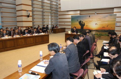 포항시는 김재홍 부시장 주재로 2015년도 국비확보 및 신규시책 보고회를 가졌다.