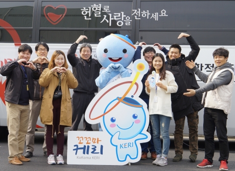 한국전기연구원 임직원들이 25일 연구활동을 잠시 멈추고 사랑의 헌혈운동에 동참하기 나섰다.