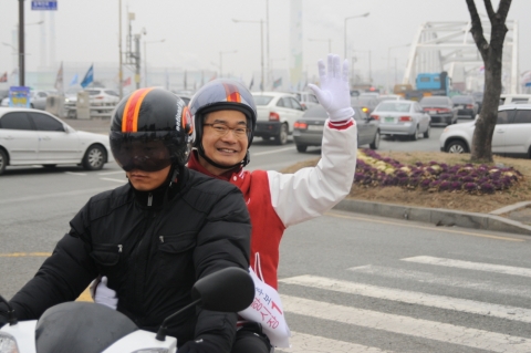 이재원 포항시장 예비후보는 오토바이를 타고 이색 선거운동을 벌였다.
