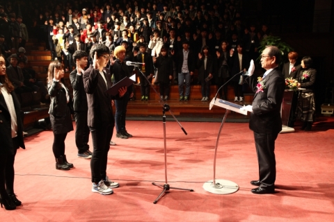 한국영상대 입학식에서 신입생 대표가 입학선서를 하고 있다.