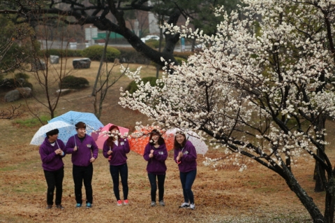 부산지역에서 유일한 동기유발 프로그램에 참여중인 동명대 신입생들이 봄비 속 매화 앞에서 함박웃음을 짓고 있다.