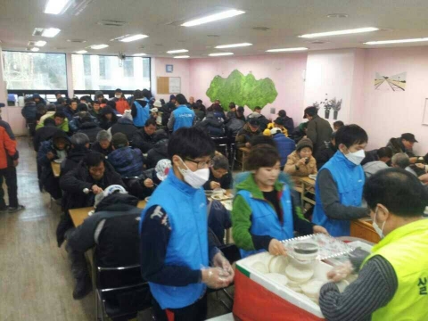 SBS 나눔행복 봉사단과 유테카 청소년리더들이 노숙인 급식 봉사 활동을 펼쳤다.