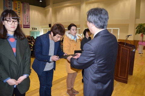 박만균 학장이 장학증서를 수여하고 있다.