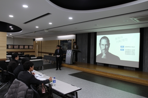 동명대 등의 잡멘토링아이디어대회 1위팀에게는 유럽항공권이 제공된다. 사진은 2위팀의 본선 당시 발표장면