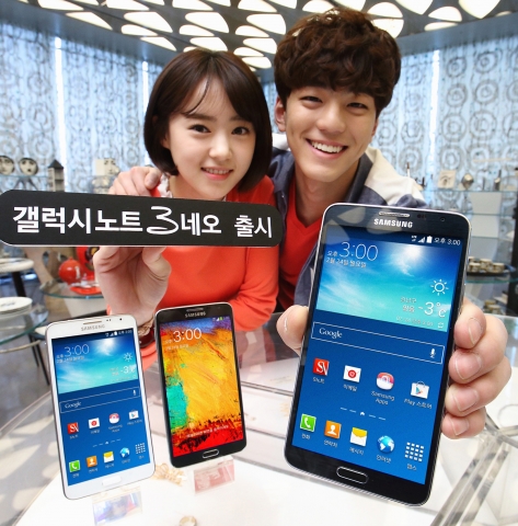 삼성전자가 젊고 새로운 감성의 프리미엄 스마트폰 갤럭시 노트 3 네오(Galaxy Note 3 Neo)를 통신 3사를 통해 출시한다. 사진은 삼성전자 모델이 청담동 10 코르소코모에서 신제품 갤럭시 노트 3 네오를 선보이는 모습.