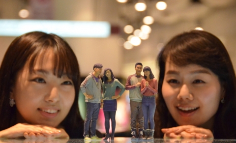 디큐브백화점은 고객과 똑같이 생긴 3D 프린팅 피규어를 경품으로 증정하는 이색 이벤트를 펼친다.