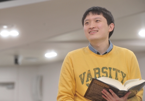 건국대 학위수여식에서 공과대학 환경공학과를 졸업한 김학년(27)씨는 학업성적 우수 학생 장학금에다 가정형편을 배려한 국가장학금 등을 합쳐 대학 8학기 동안 매 학기 장학금을 받아 