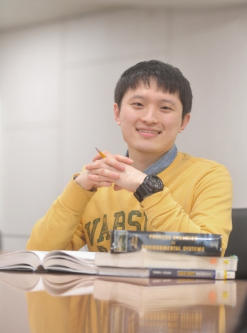 건국대 학위수여식에서 공과대학 환경공학과를 졸업한 김학년(27)씨는 학업성적 우수 학생 장학금에다 가정형편을 배려한 국가장학금 등을 합쳐 대학 8학기 동안 매 학기 장학금을 받아 