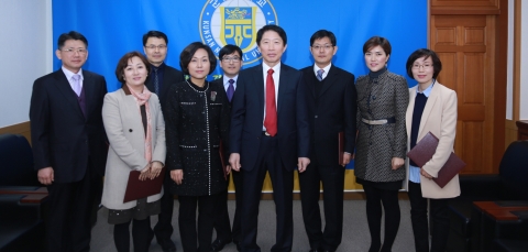 가운데 나의균 총장, 좌우 신임교수들