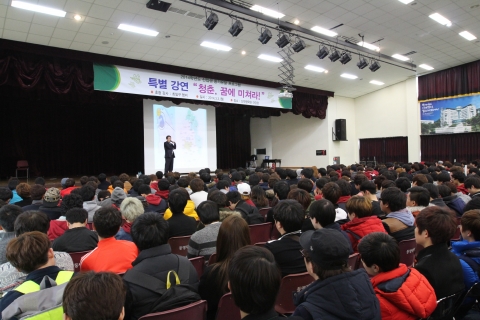 최일구씨가 동명대에서 강의를 하고 있다.