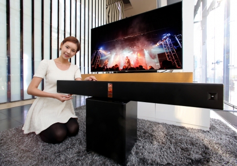 삼성전자 모델이 진공관을 탑재한 프리미엄 사운드바 HW-F850을 소개하고 있다.