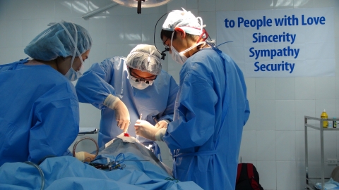 의료 NGO 글로벌케어(이사장 김병수, 전 연세대학교 총장) 는 오는 3월 8일 라오스와 미얀마, 베트남으로 안면기형아동 수술팀을 파견한다.(수술 모습)