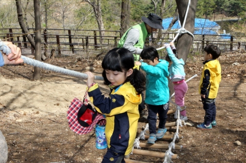 포항시가 학교폭력, 인터넷 중독 등 사회문제와 관련해 숲체험·교육을 통한 유아·청소년들의 인성함양과 심신의 치유에 앞장선다.