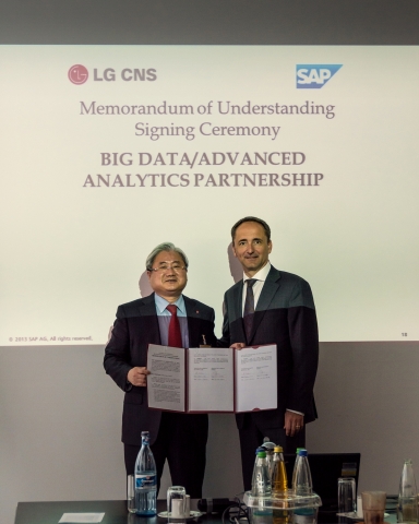 짐 스나베 SAP 공동 CEO(오른쪽)와 김대훈 LG CNS 대표가 3일 독일 발도로프에 위치한 SAP 본사에서 빅데이터 및 고급분석 사업 협력을 위한 업무협약(MOU)을 체결하고 기념촬영을 하고 있다.