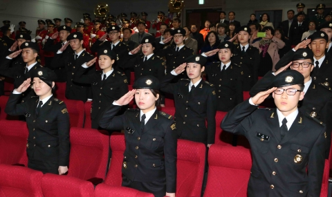 대학 학과에서의 높앞던 성벽性壁)이 사라지고 있다. 사진은 동명대 군사학과 창설식 장면이다.