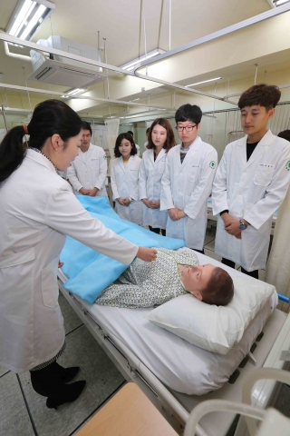 대학 학과에서의 높앞던 성벽性壁)이 사라지고 있다. 사진은 동명대 간호학과 실습수업 장면.