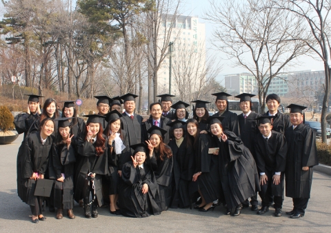 건국대학교는 지난 2010년 국내 최초로 특성화고졸재직자 특별전형을 통해 입학해 4년간의 학업을 성공적으로 마친 산업체 재직자 대상 신산업융합학과 졸업생 45명의 학위수여식을 열고