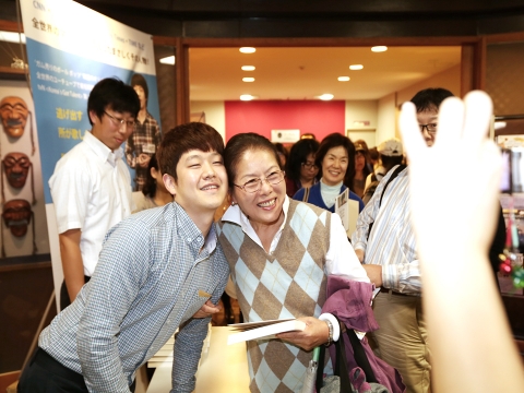 일본 문화원에서 최연소 강연자로 무대에 섰다.