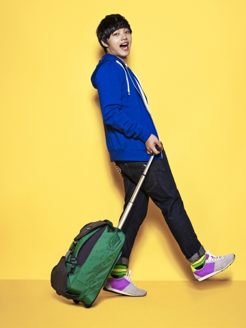 하이시에라 모델 여진구가 UFO W 백팩을 들고 촬영을 하고 있다.