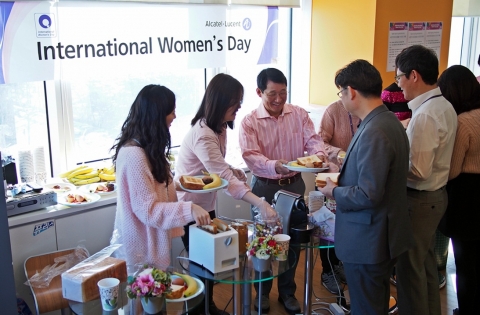 한국 알카텔-루슨트는 세계 여성의 날 기념 바자회를 열었다.(중앙 : 유지일 사장)