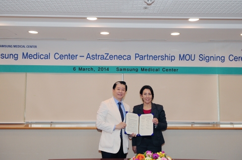 삼성서울병원 송재훈 원장(왼쪽)과 리즈 채트윈(Liz Chatwin) 아스트라제네카코리아 사장(오른쪽)이 전이성 위암환자를 유전체 분석을 통해 맞춤형 신약을 찾는 포괄적 임상시험 